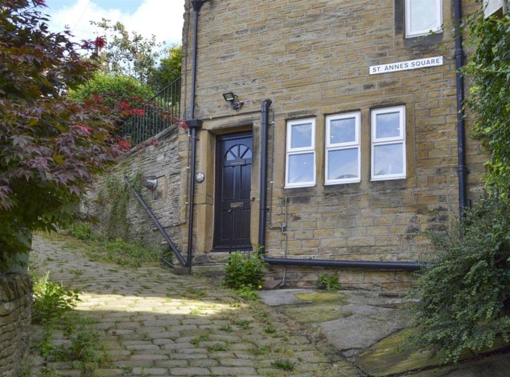 Characterful stone-built holiday home at Shelduck Cottage in Holmfirth, West Yorkshire