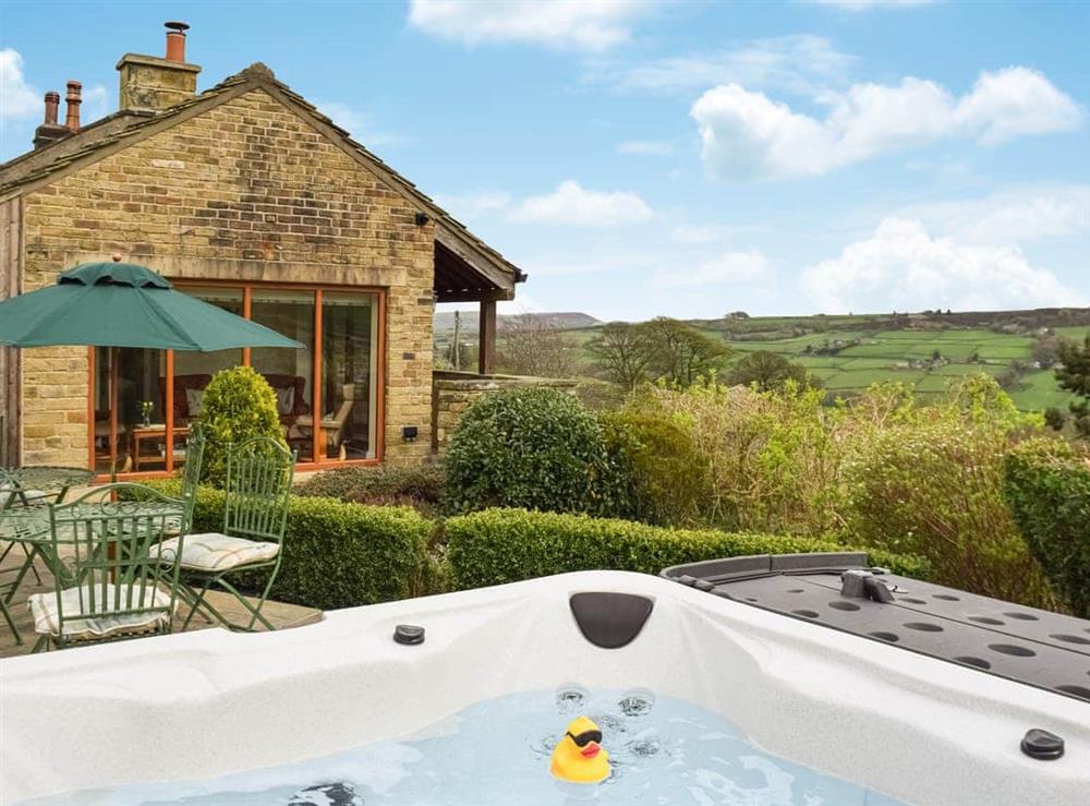 Hot tub at Shelduck Cottage in Holmfirth, West Yorkshire