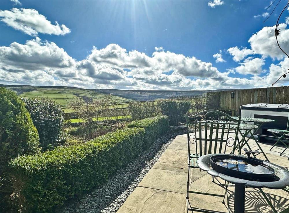 Sitting-out-area at Shelduck Cottage in Holmfirth, West Yorkshire