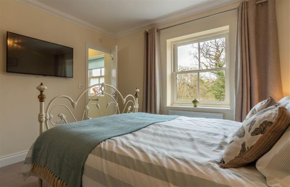 First floor: Master bedroom with en-suite at Shellseekers, Snettisham near Kings Lynn
