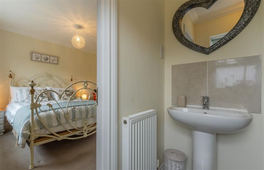 First floor: Master en-suite with pretty mirror at Shellseekers, Snettisham near Kings Lynn