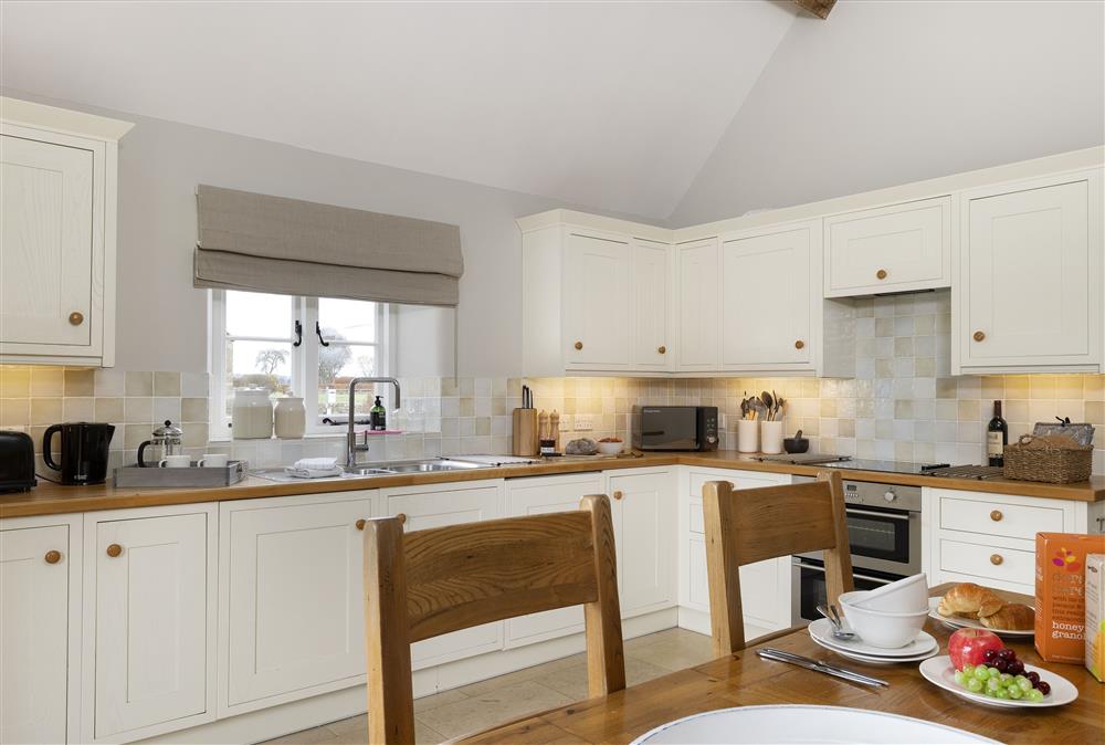 Open-plan kitchen and dining area at Shepherds Cottage, Foscot