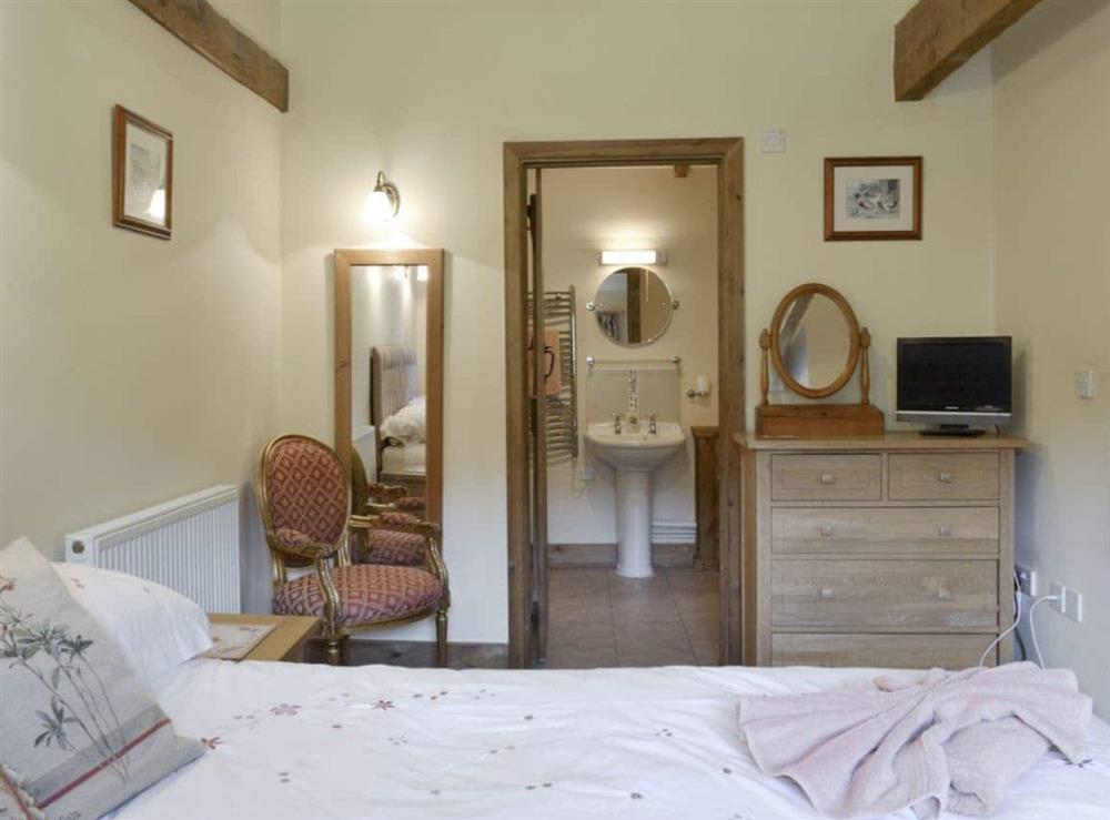 Comfortable double bedroom with en-suite bathroom at Shepherds Den in East Meon, Petersfield, Hants., Hampshire