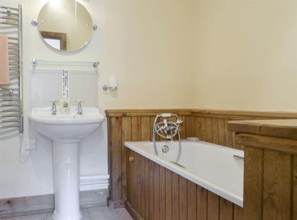 En-suite bathroom at Shepherds Den in East Meon, Petersfield, Hants., Hampshire