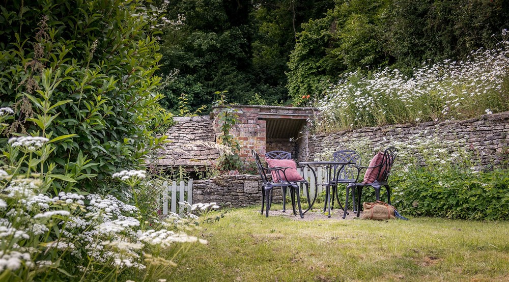 The outdoor table and chairs at Sherborne West Lodge in Sherborne, Gloucestershire