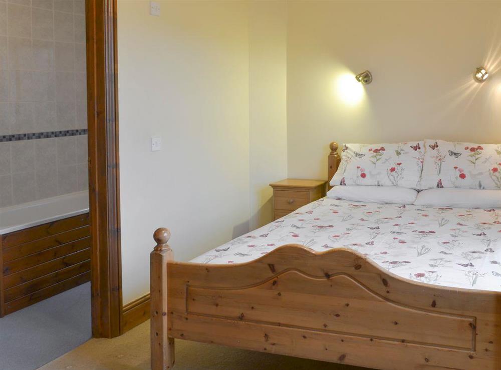 Double bedroom with en-suite bathroom at Chestnut House, 