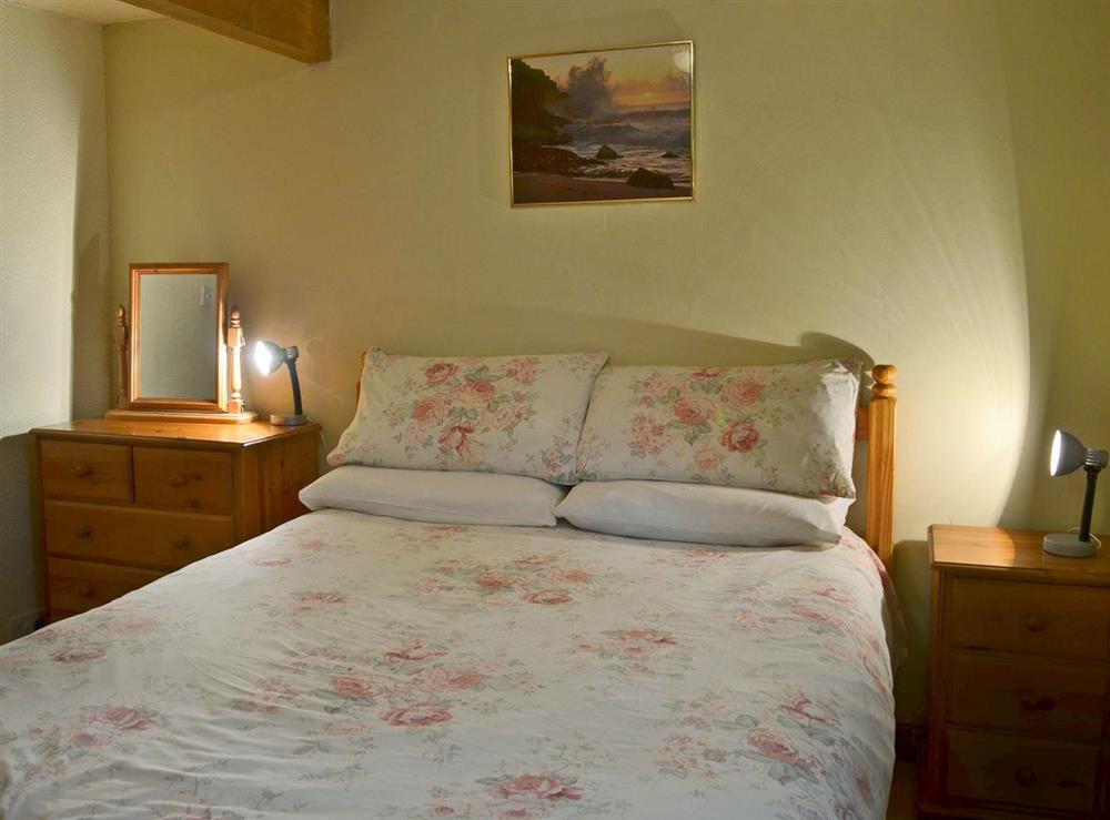 Charming double bedroom with en-suite bathroom at Fennel, 