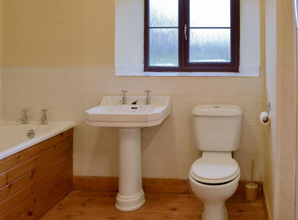 En-suite bathroom at Sherrill Farmhouse, 