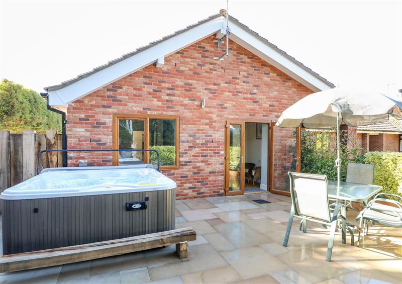 Garden and outdoor hot tub at Sherwood Lodge, Wisbech, Cambridgeshire