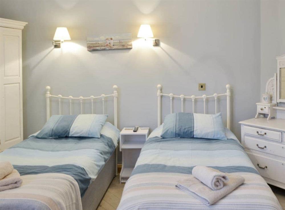 Good-sized ground floor twin bedroom with en-suite at Ship Shape in Newbiggin-by-the-Sea, Northumberland