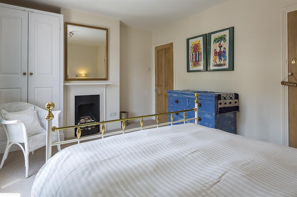 Master bedroom with king size bed at Shipwrights in 11 Coronation Road, Salcombe