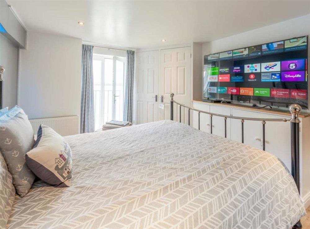Well presented double bedroom with smart tv at Shoreline in Appledore, Devon