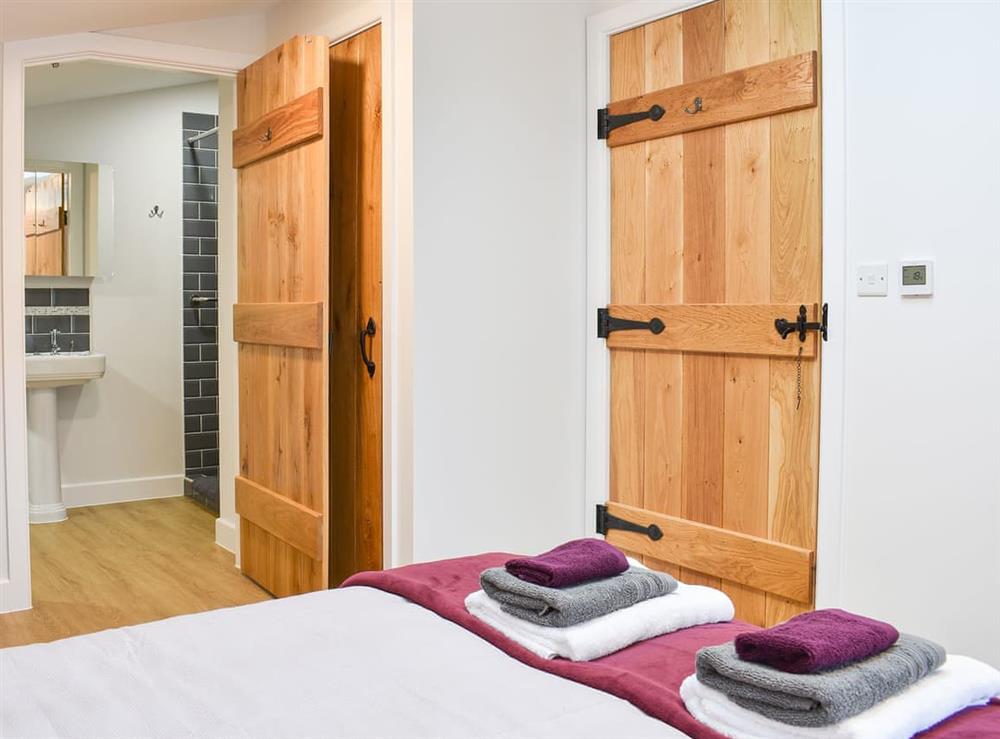 Wonderful double bedroom with en-suite at Sids Place in Ringwood, Dorset