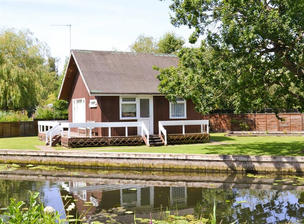 Beautiful holiday home with lawned garden at Silver Birches in Horning, Norfolk