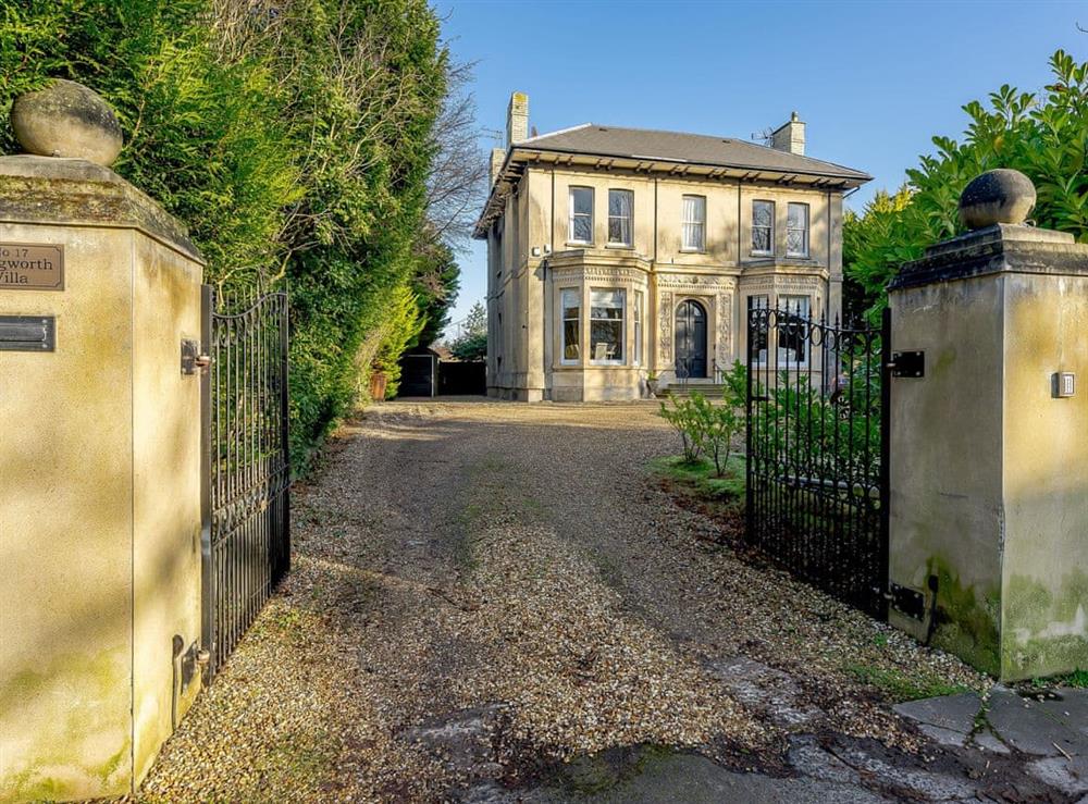 Wonderful, detached holiday property at Sinatra Villa in Cheltenham, England