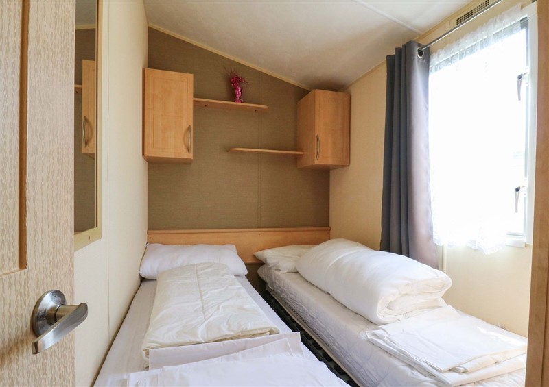 This is a bedroom at Singh Leite & Luisa Family Caravan, St. Osyth
