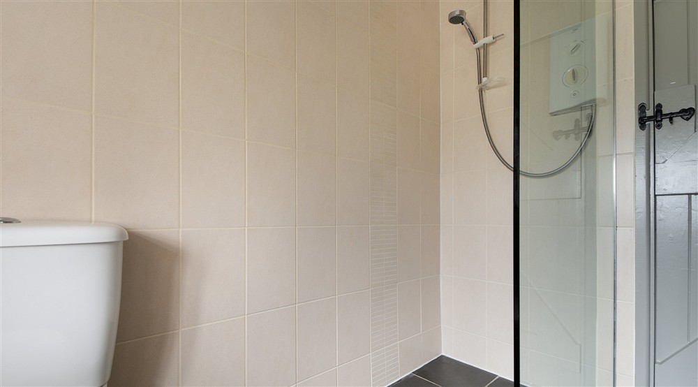 The wet room at Skipper's Cabin in Padstow, Cornwall