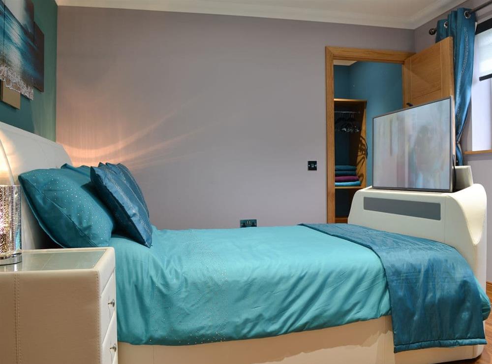 Double bedroom with en-suite bathroom (photo 2) at Skippers Retreat in Clachan Sands, Isle of North Uist, Scotland