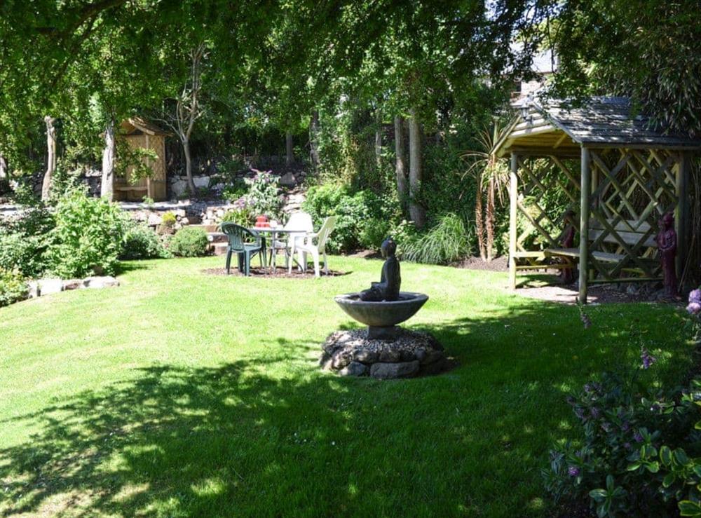 Lovely, well maintained garden & grounds at Skyber Cottage in Ruan Minor, near Helston, Cornwall