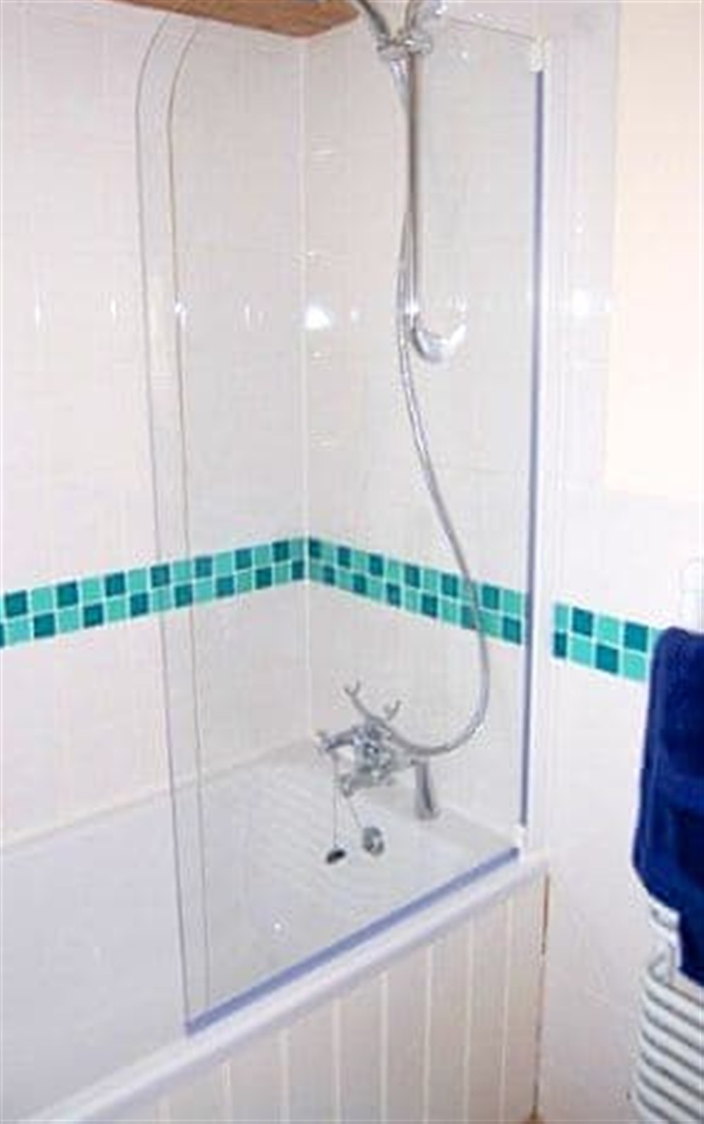 Shower room at Skyber Lowen in The Lizard, Cornwall