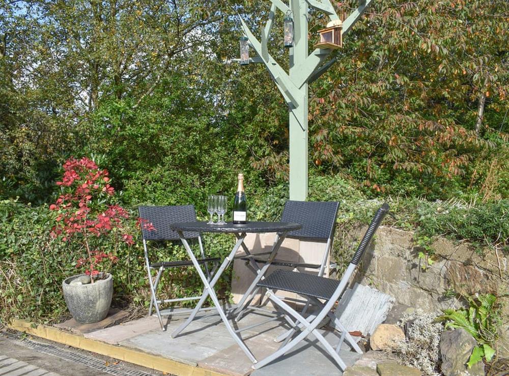 Sitting-out-area at Slant End Cottage in Linthwaite, Holmfirth, West Yorkshire
