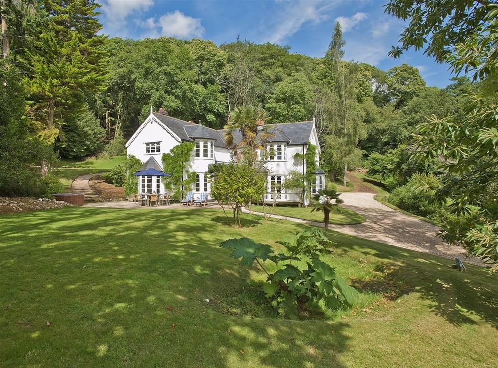 Slowpool in Nr Offwell, Honiton, Devon sleeps 14