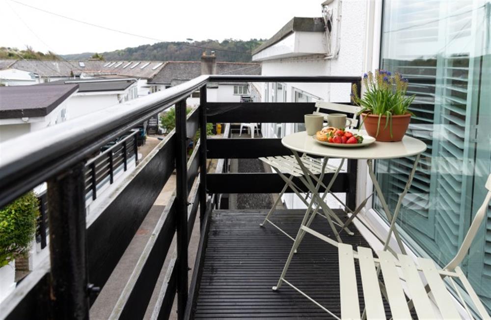Sit out on the balcony in the fresh air. at Small Ships in Helford Passage