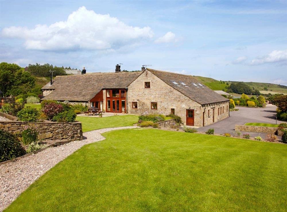 Surrounded by open fields and with uninterrupted views at Bramble Cottage, 