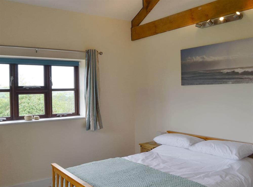 Double bedroom with kingsize bed and en-suite at The Barn, 