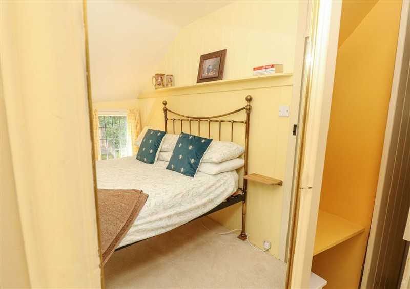 A bedroom in Smugglers Cottage at Smugglers Cottage, Barton On Sea