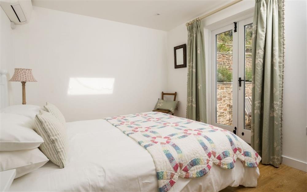 Bedroom 1: The ground floor double bedroom at Smugglers End in Hope Cove