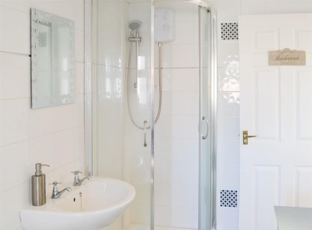 Bathroom with bath and shower cubicle at Smugglers Retreat in Newbiggin-by-the-Sea, Northumberland