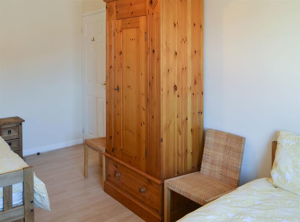 Twin bedroom with complementary furniture at Smugglers Retreat in Newbiggin-by-the-Sea, Northumberland