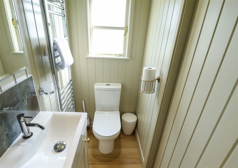 Bathroom (photo 2) at Snowdrop, Ashby-cum-Fenby near Waltham