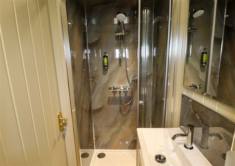 The bathroom at Snowdrop, Ashby-cum-Fenby near Waltham
