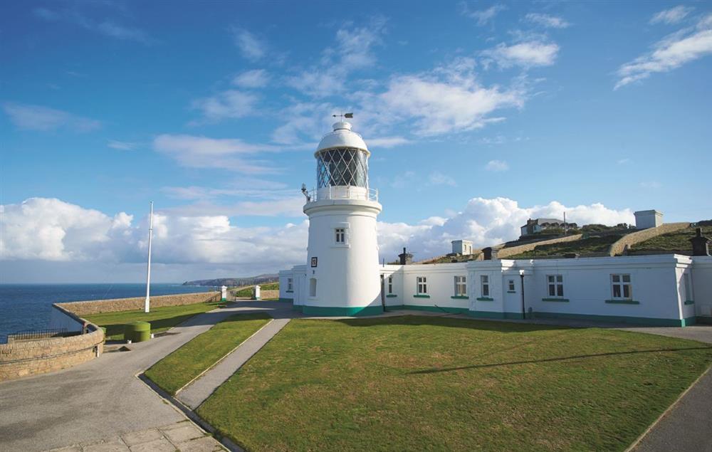 This comfortable cottage is situated on the Pendeen Lighthouse site, on a majestic granite headland.