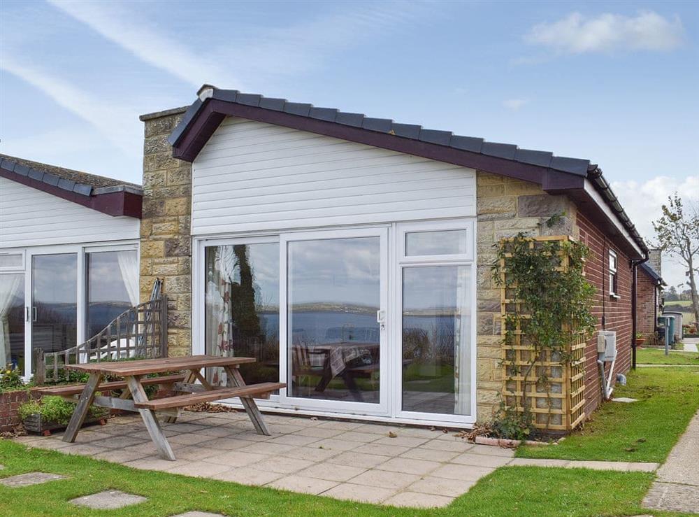 Delightful seaside ’chalet-style’ holiday cottage at Solent Point in Freshwater, Isle of Wight, England