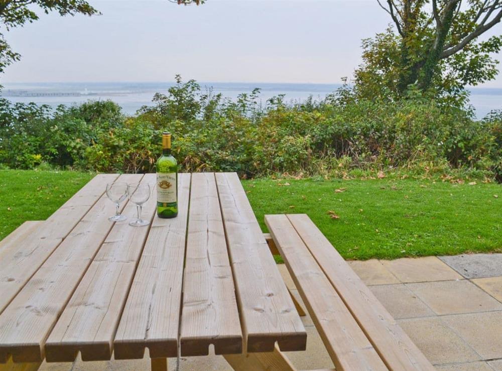 Sitting-out-area at Solent View in Freshwater, Isle of Wight