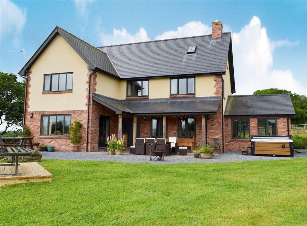 Attractive holiday home with lawned gardens at Solitude in Aberhafesp, near Newtown, Powys