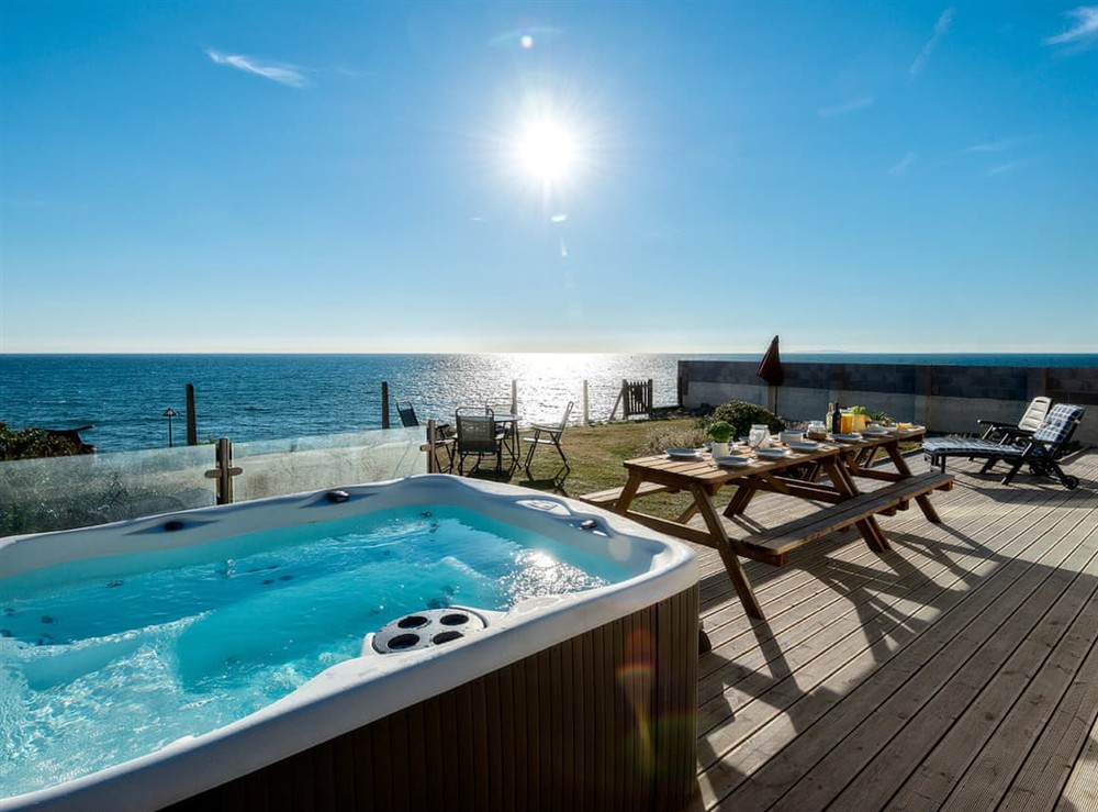 Jacuzzi at Sound Of The Sea in Tywyn, Gwynedd
