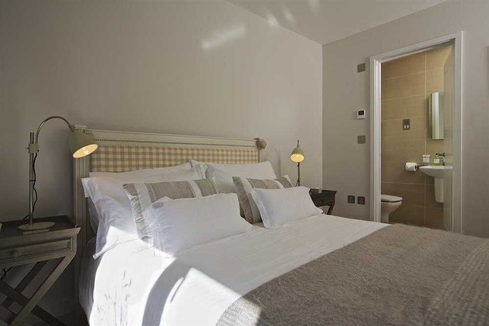 En suite bedroom with King size bed (Ground floor) (photo 2) at Soundings in , Salcombe