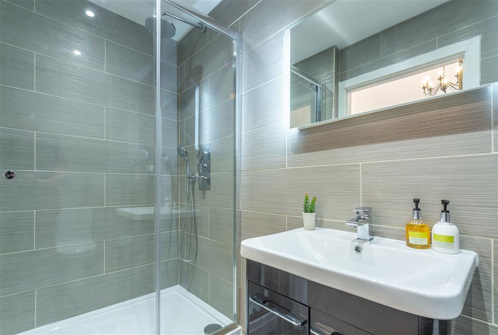 En-suite shower in master bedroom at South Barn, Ingham