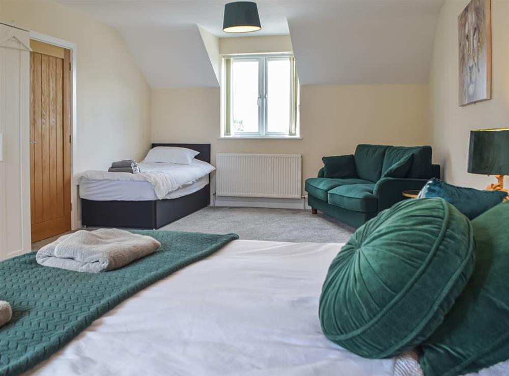 Double bedroom (photo 8) at South Carvan View in Tavernspite, Dyfed