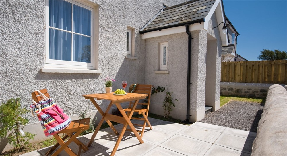 The outside seating area at South Pilton Green Farmhouse in Abertawe, West Glamorgan