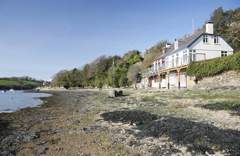 Southcliffe is situated on the banks of the Kingsbridge estuary at Southcliffe in 28 Embankment Road, Kingsbridge