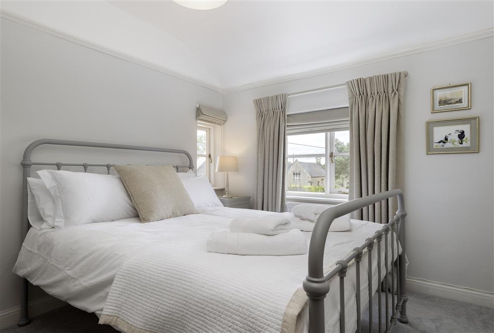 First floor: Bedroom one with a 5ft king-size bed at Southcroft Cottage, Bredons Norton