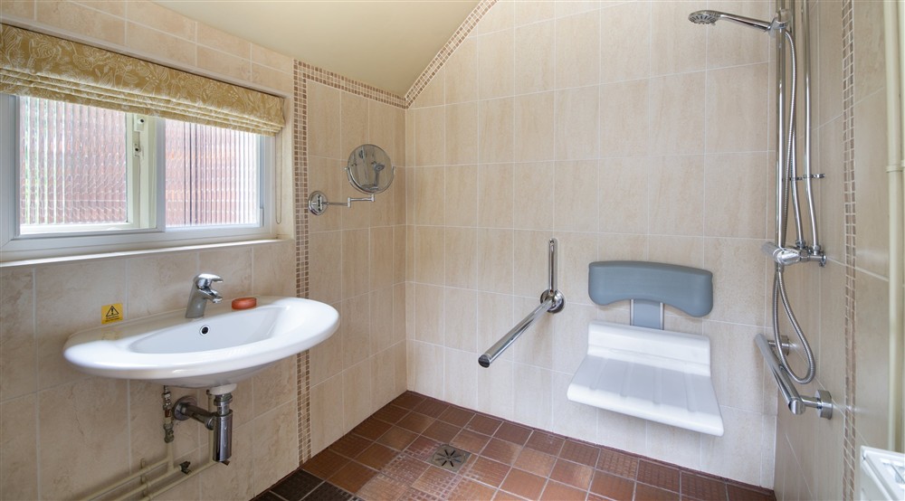 The bathroom en suite to the ground-floor double bedroom at Southwood House Farm in Ticknall, Leicestershire