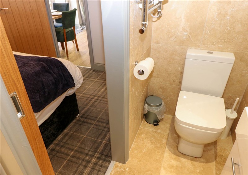 Bathroom at Spacious Cottage Number 6, Brandon