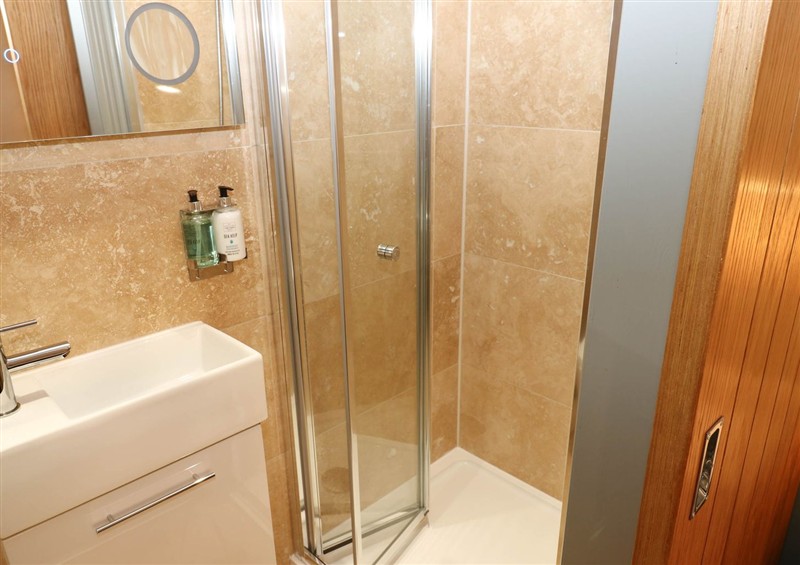 The bathroom at Spacious Cottage Number 6, Brandon