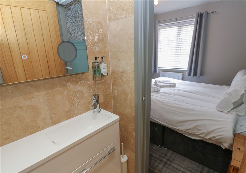 The bathroom at Spacious Cottage Number 9, Brandon